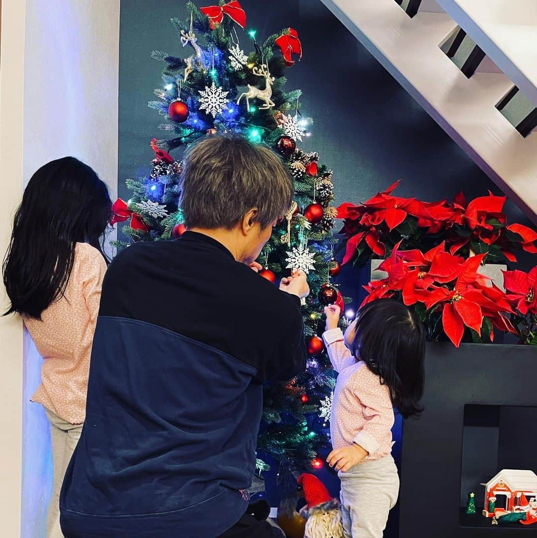 田村淳のインスタグラム：「クリスマスツリー 飾り付け楽しいね🎄 プレゼントは サンタへのお願いとパパへのお願いを ２つ用意してる事に驚いた😵  サンタも信じてるけれど、現実路線もしっかりと追ってくる長女に感心してしまった^_^」