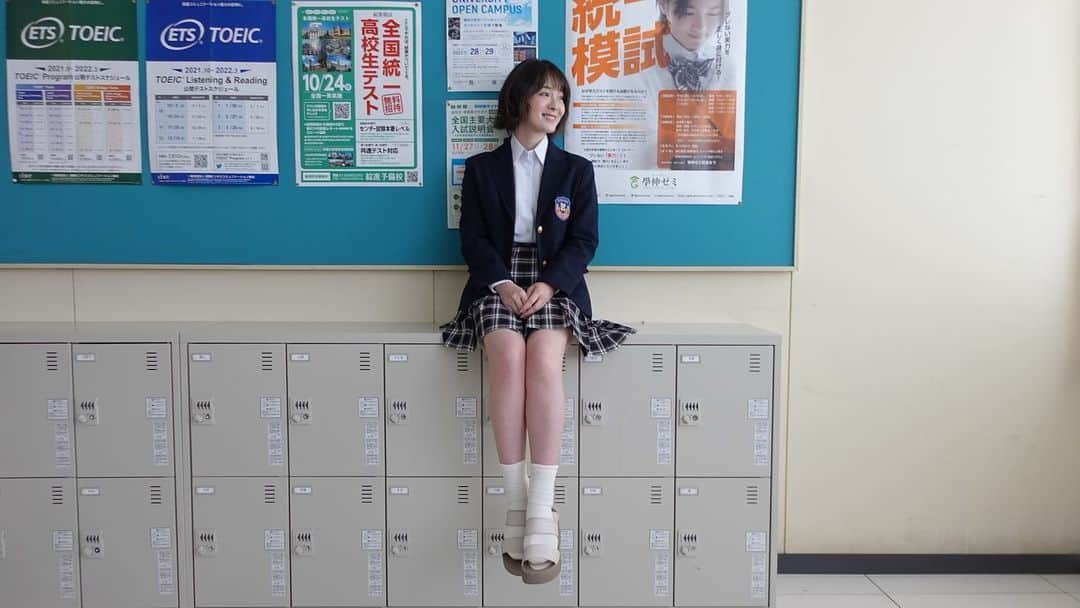 貫地谷しほりさんのインスタグラム写真 - (貫地谷しほりInstagram)「制服。 マネージャーがいっぱい撮ってくれました。 なんか懐かしいね。 あの頃は色々な意味で無敵だったろうなと思う一方、年々色々なモノの考え方を少しずつ手に入れて、ちょっとずつ柔軟になれてる気もして。 ストレッチは心も身体も必要ですね。 先輩たちが年を重ねた今が楽しいと言っていた意味が36にして分かってきた気がします。 33くらいまでは30代という現実すら受け入れられなかった（笑） 最近やっと30代を楽しめてる感覚があります。 まぁそんな話はともかく、どういう話の展開なのか楽しみにしていてください！ #土ドラ #顔だけ先生 #亀高先生  #なぜ #制服」12月16日 11時17分 - shihori_kanjiya