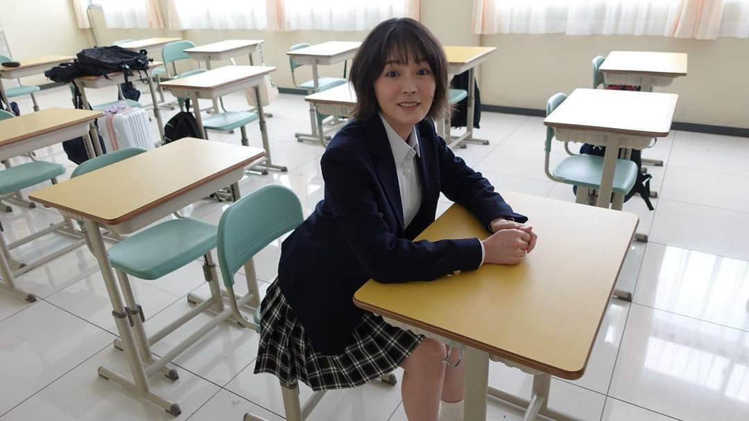 貫地谷しほりさんのインスタグラム写真 - (貫地谷しほりInstagram)「制服。 マネージャーがいっぱい撮ってくれました。 なんか懐かしいね。 あの頃は色々な意味で無敵だったろうなと思う一方、年々色々なモノの考え方を少しずつ手に入れて、ちょっとずつ柔軟になれてる気もして。 ストレッチは心も身体も必要ですね。 先輩たちが年を重ねた今が楽しいと言っていた意味が36にして分かってきた気がします。 33くらいまでは30代という現実すら受け入れられなかった（笑） 最近やっと30代を楽しめてる感覚があります。 まぁそんな話はともかく、どういう話の展開なのか楽しみにしていてください！ #土ドラ #顔だけ先生 #亀高先生  #なぜ #制服」12月16日 11時17分 - shihori_kanjiya