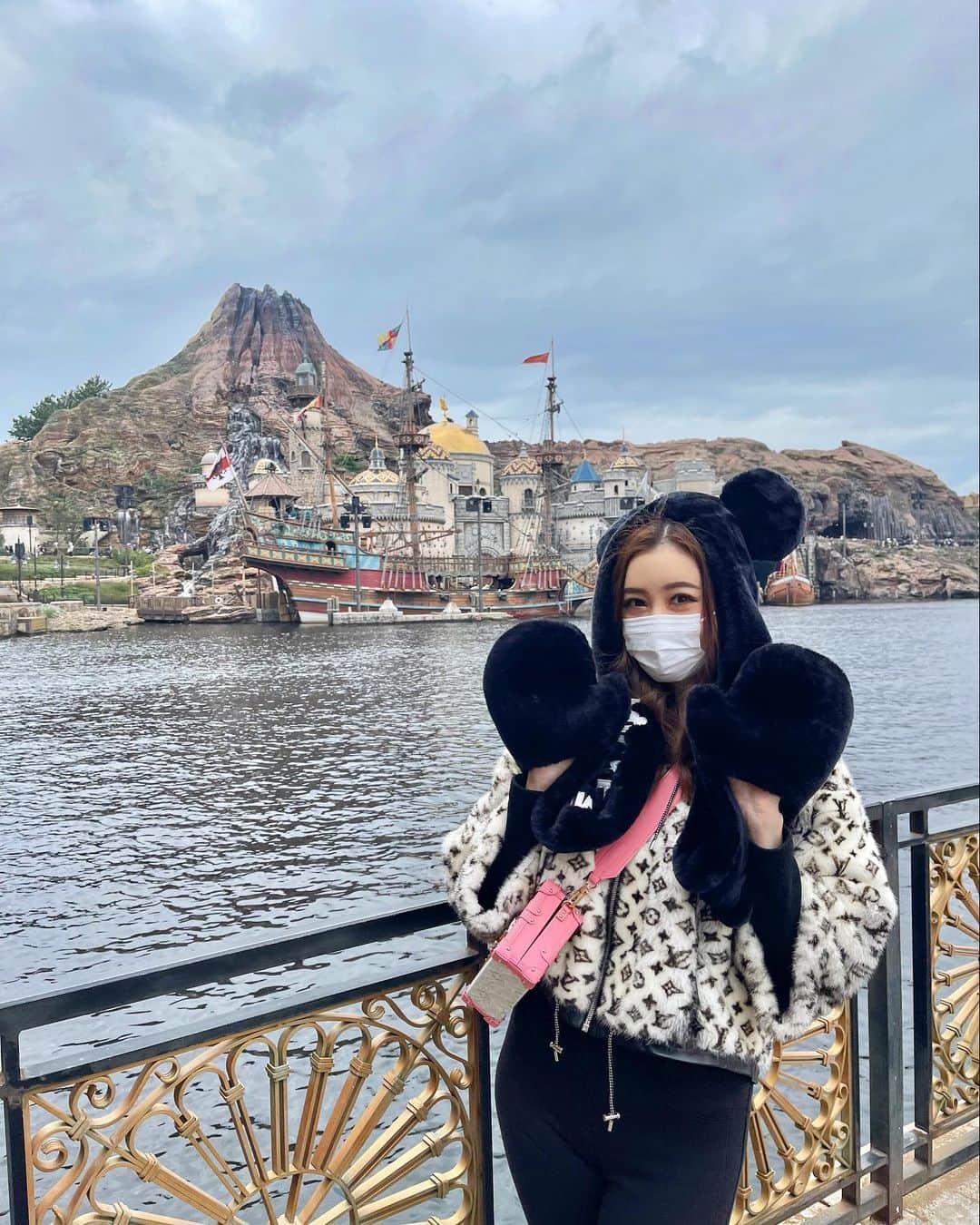 平山美春のインスタグラム：「Tokyo Disney Sea🐋✨ 2日間かけてディズニーシーにも💕 本当に来るのが10年ぶりくらいで…新しいアトラクションにも乗れたし、久しぶりに乗ったタワー・オブ・テラーでは気を失いかけたり、トイストーリーマニアでは腕が疲れるほど頑張ったり…雰囲気やいるキャラクターもランドと違っててまた違う楽しみ方ができました❣️ 今年行けなかったヴェネツィア風のゴンドラにも乗れて大満足✨ この日買った帽子はマフラーまでついててあったかかったよ💕 . #disneysea #tokyodisneysea  #disney #disneygram #disneyresort  #ディズニーシー #ディズニー  #ディズニーコーデ #ディズニー写真部」