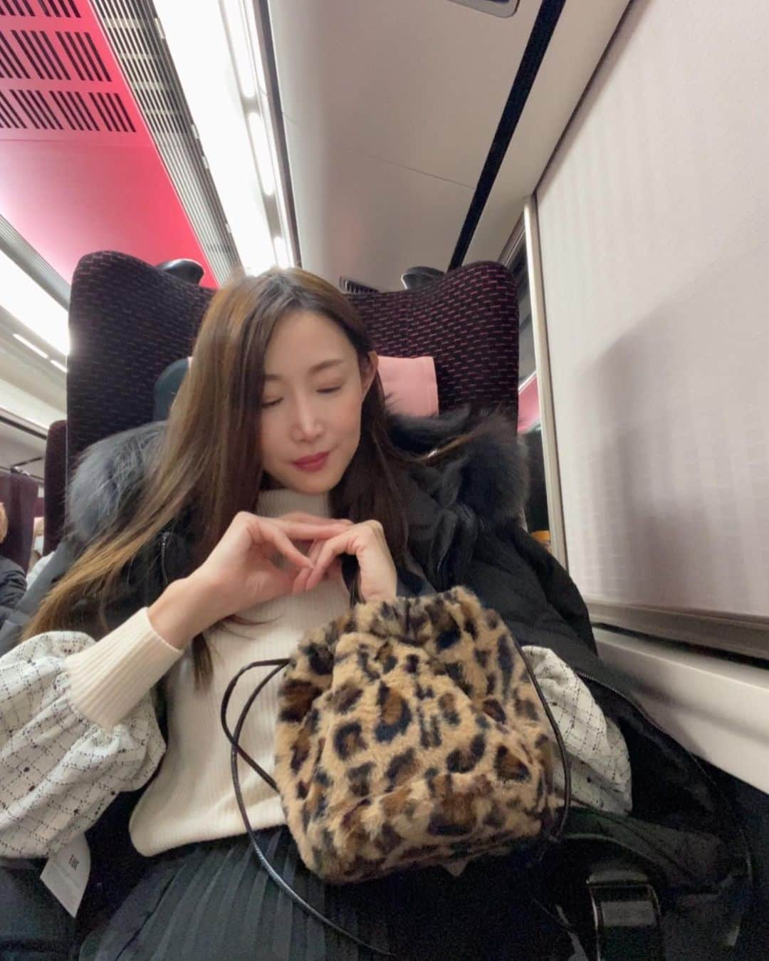 渋谷恭子さんのインスタグラム写真 - (渋谷恭子Instagram)「週1か2週に1回のペースで実家へ🚄  ずっと山梨ではなく 長野県松本市生まれで 小学校から甲府市なんだよ😉  年内もう1回行く予定✨  #特急 #特急あずさ #ママ #ママライフ #ママスタイル #アラフィフ #タトラス #タトラスダウン #ダウン #ダウンジャケット #tatras #2021AW」12月16日 11時53分 - kyoko.86