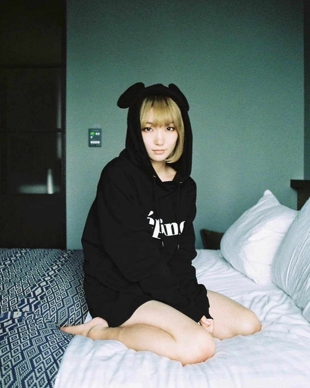 柊里杏のインスタグラム：「Film  耳付きパーカー🐭」