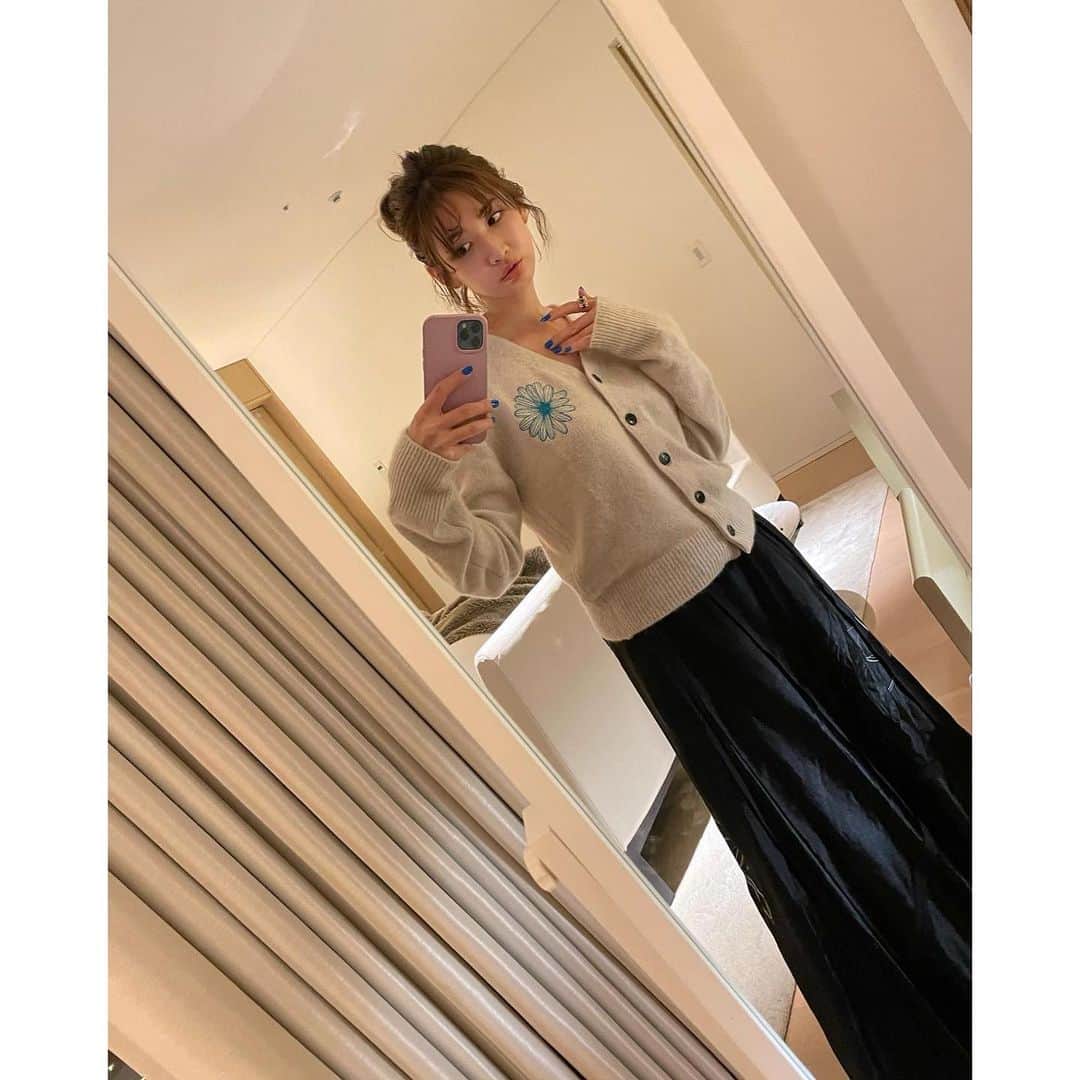 紗栄子さんのインスタグラム写真 - (紗栄子Instagram)「最近お気に入りの韓国のブランド @mardi_mercredi_official 🌼 Netflixで「海街チャチャチャ」を観ていたらヘジンもこの色違いのカーディガンを着てました🌊🏄‍♂️💖  cardigan @mardi_mercredi_official  skirt @ninaricci」12月16日 21時58分 - saekoofficial