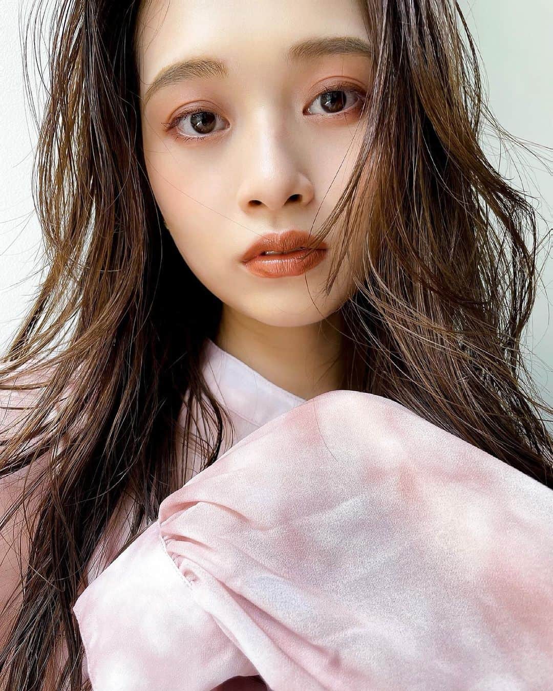 谷口翠彩のインスタグラム：「꧁ 𝐒𝐔𝐐𝐐𝐔 ꧂  🌙𝐒𝐈𝐆𝐍𝐀𝐓𝐔𝐑𝐄 𝐂𝐎𝐋𝐎𝐑 𝐄𝐘𝐄𝐒🌙 All pallet【01】〜【110】🎨  @suqqucircle  @suqqu_official   私のmakeを彩ってくれる  　　　　大切な 大好きなパレット達🍁  スタンダードなアイテム、限定も。 01〜品番順にmake up🎨 パレット迷った時の参考になってくれたら。。🪄  載せきれなかったから残りまた載せます🌿  使用プロセスはリールに掲載してます🎞  １枚目【01】瑞花 -MIZUHANA-  ２枚目【02】陽香色 -YOUKOUIRO-  ３枚目【03】光暮 -HIKARIGURE-  ４枚目【04】純撫子 -SUMINADESHIKO-  ５枚目【05】緋影 -AKEKAGE-  ６枚目【06】深奏 -FUKAKANADE-  ７枚目【102】彩雫 -AYASHIZUKU-  ８枚目【104】黄昏染-TASOGAREZOME-  ９枚目【106】冴樹 -SAEGI-  10枚目【110】花雪見 -HANAYUKIMI-  . . #みどめいく#みどへあめいく #suqqu#suqquアイシャドウ#スック#スックアイシャドウ #オレンジメイク#ピンクメイク#イエローメイク」