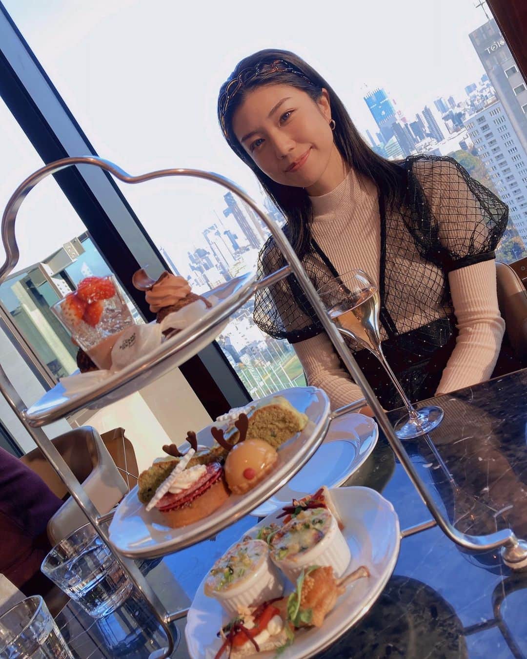 のインスタグラム：「#よく見るインスタ映え写真 #早く食べたい  #途中でもういっかってなってる #せっかく撮ったから載せる  #可愛かった #美味しかった  #エシレバターは天才 by crepe #クリスマス #afternoontea  . 藍ちゃん、 お久しぶりにありがとう❤️🎄」