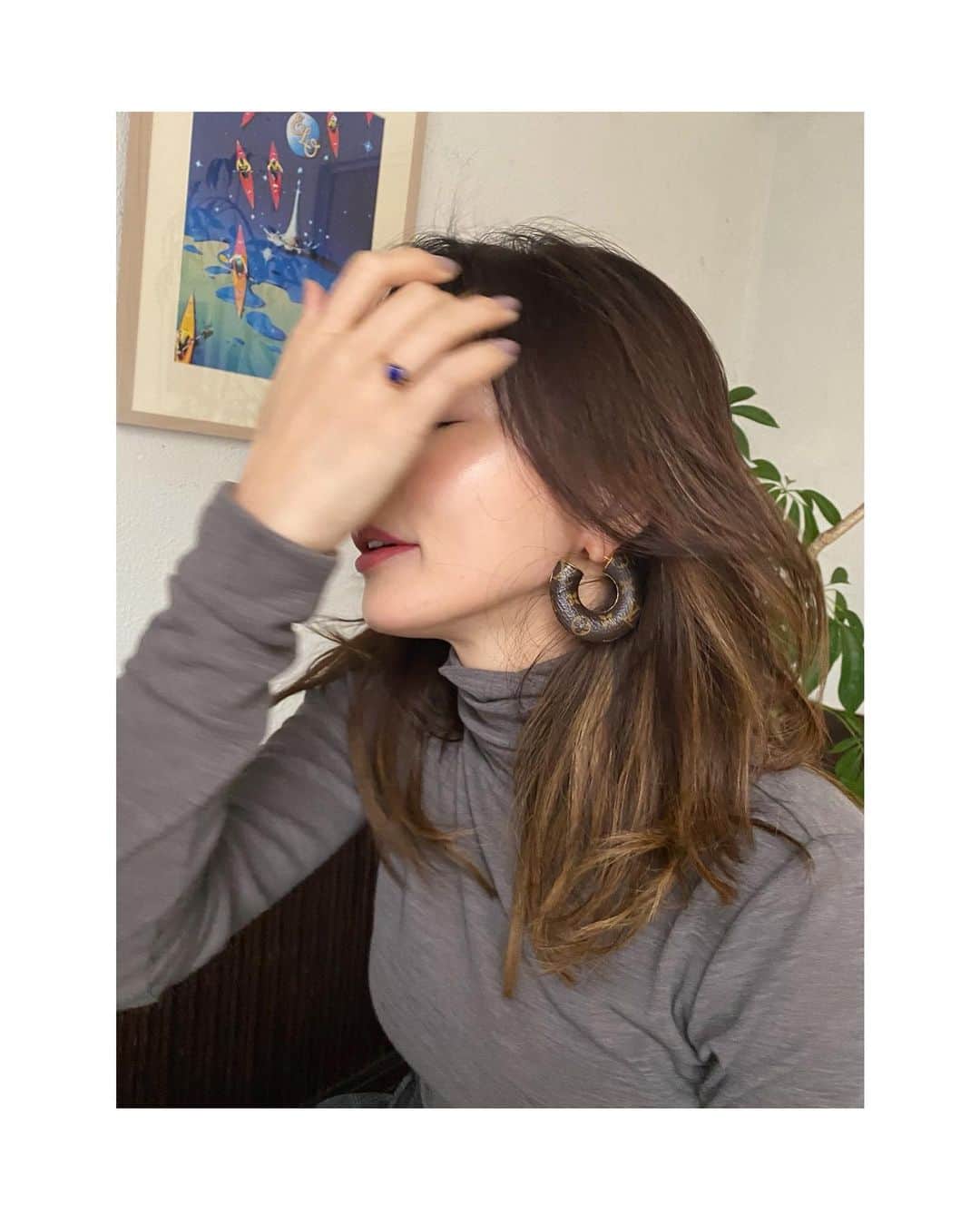 長谷川京子さんのインスタグラム写真 - (長谷川京子Instagram)「クラシックさとモダンなフォルムが絶妙な。 この冬のファッションに欠かせないわたしのアイテムです🙋‍♀️ #earrings#louisvuitton#classic#modern @louisvuitton」12月16日 22時05分 - kyoko.hasegawa.722