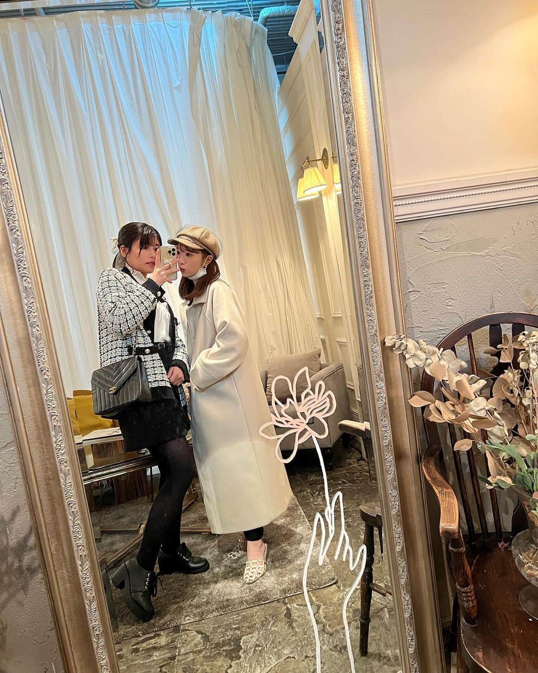 ちとせよしのさんのインスタグラム写真 - (ちとせよしのInstagram)「ゆきとずっと行きたかったカフェに行ってきたよ𓂃𖠚ᐝ 雰囲気良くてご飯も美味しかった♡  #idoltokyo #表参道カフェ #南青山カフェ #ニットカーディガン #ブラウス #冬コーデ #ヘアアレンジ」12月16日 22時15分 - chitose_yoshino