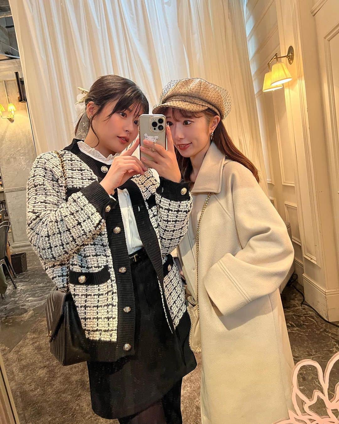 ちとせよしのさんのインスタグラム写真 - (ちとせよしのInstagram)「ゆきとずっと行きたかったカフェに行ってきたよ𓂃𖠚ᐝ 雰囲気良くてご飯も美味しかった♡  #idoltokyo #表参道カフェ #南青山カフェ #ニットカーディガン #ブラウス #冬コーデ #ヘアアレンジ」12月16日 22時15分 - chitose_yoshino