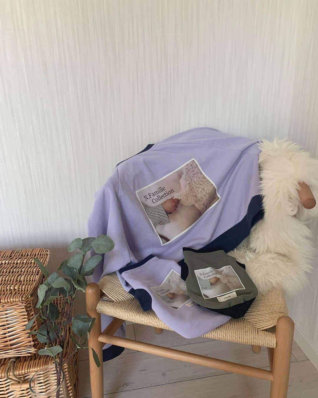 のインスタグラム：「お知らせです☺︎  N.Famille 第2弾お洋服ができました✨  愛犬と可愛いお洋服をお揃いで着たい というシンプルな思いで作りました🤤❣️  そして明日から発売しますので、 次の投稿からちょろちょろっとお見せしていきます〜〜☺️✌︎」
