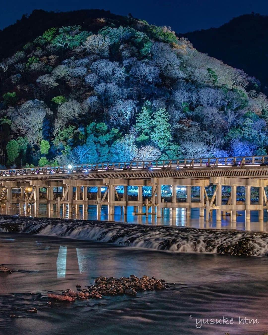 はなまっぷ❁日本の花風景さんのインスタグラム写真 - (はなまっぷ❁日本の花風景Instagram)「🍂🍁はなまっぷの紅葉まつり🍁🍂 * @yusuke_htm さんの 紅葉に花まるを💮 * 色とりどりに染まる美しい日本の秋をありがとうございます😊🍁🍂 * 京都　 #渡月橋 Arashiyama, Kyoto. * 見頃を過ぎている場所もご紹介しています。 お出かけの際はHP等で最新の情報をご確認くださいね🙏🍁 * 🍁•••🍂•••🍁•••🍂•••🍁•••🍂 * いつも素敵なお花をありがとうございます😊 #はなまっぷ #秋#紅葉#風景#autumn#japan#京都#嵐山#kyoto#嵐山花灯路#ライトアップ#夜景 * 🌸••••••お知らせ••••••🌸 * おうちで楽しむお花畑🌸 世界中に贈りたい　花の絶景100 Superb view of flowers 100 大好評発売中！！ Amazonからご購入いただけます📖 （@hanamap プロフィール欄にURL有） 日本の美しい花風景がたっぷり100ヶ所🌸 ぜひご覧ください😄」12月16日 22時20分 - hanamap