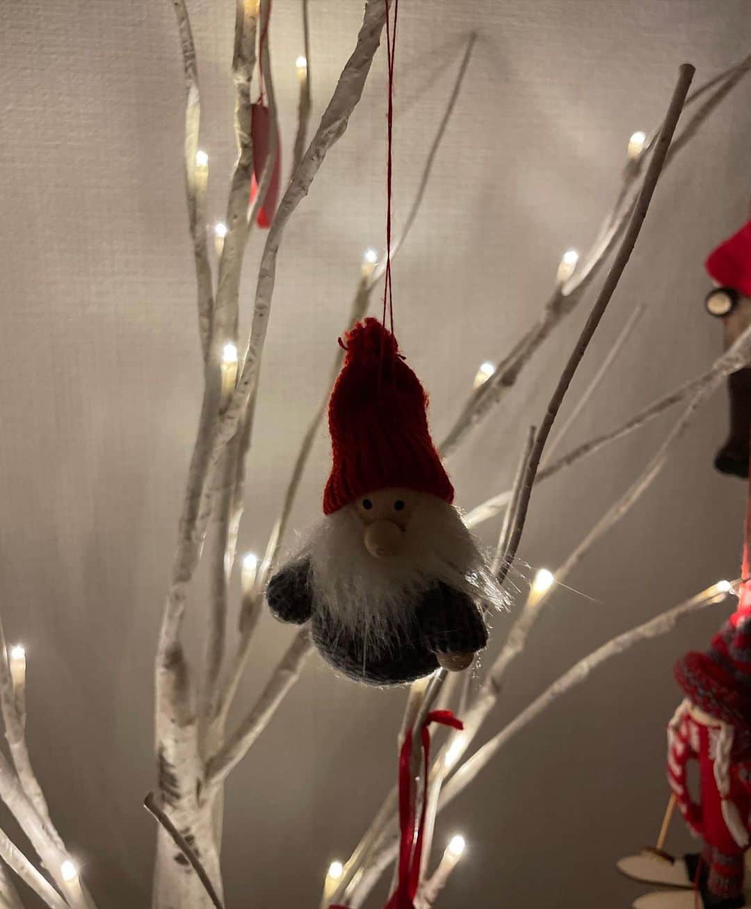 中岡由佳さんのインスタグラム写真 - (中岡由佳Instagram)「家の一角のクリスマスコーナー。オーナメントはネットで吟味して購入したドイツ製。手作りのあたたかさを感じる♥️スーツケースは私のもの。また外国に行ける日が来ますように✈︎ #christmastree #rimowa」12月16日 22時22分 - yuka_nakaoka