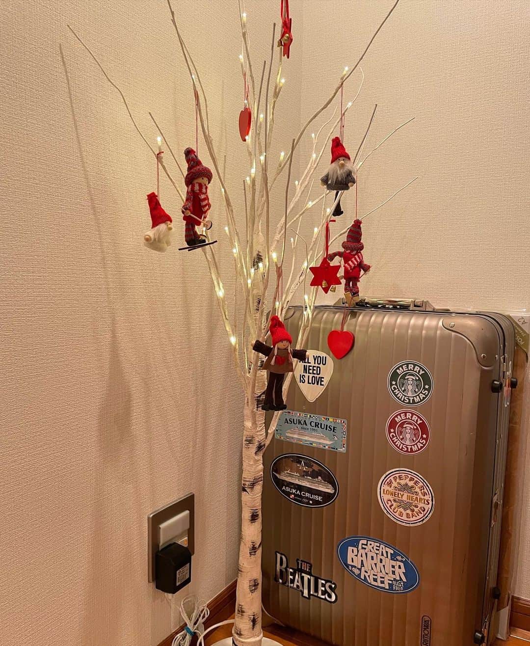 中岡由佳さんのインスタグラム写真 - (中岡由佳Instagram)「家の一角のクリスマスコーナー。オーナメントはネットで吟味して購入したドイツ製。手作りのあたたかさを感じる♥️スーツケースは私のもの。また外国に行ける日が来ますように✈︎ #christmastree #rimowa」12月16日 22時22分 - yuka_nakaoka