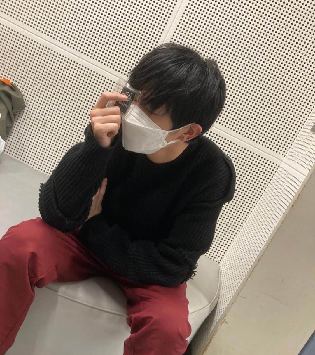 恋です！〜ヤンキー君と白杖ガール〜のインスタグラム：「. ドラマは最終回を迎えましたが…🥺 紹介しきれなかった未公開写真を もう少しだけお届けしていきます❣️  #JUJU さんから頂いたクッキーの中に 森生がいつも飲んでる缶コーヒーも🍪  いつかのオフショットを📸☕️ 再現して撮りました😌✨  #杉野遥亮 #恋です」