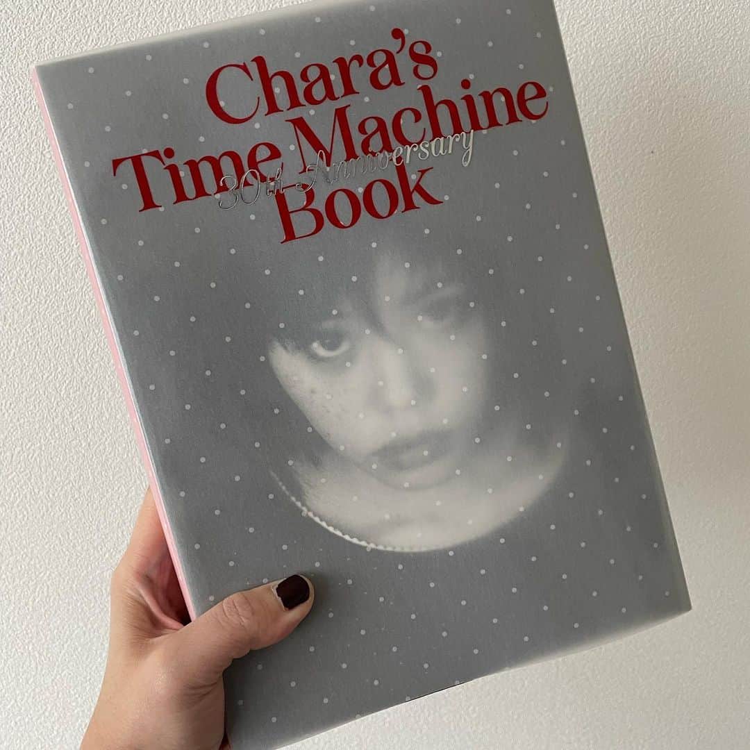 竹村真奈のインスタグラム：「『Chara’s Time Machine Book』 見本誌届きました。 24年の編集人生でこんな豪華でボリューミーな本作ったことない🎄 一生忘れられない大切な一冊です。  月曜の刊行記念イベント@代官山蔦屋も楽しみですね。  #Chara」