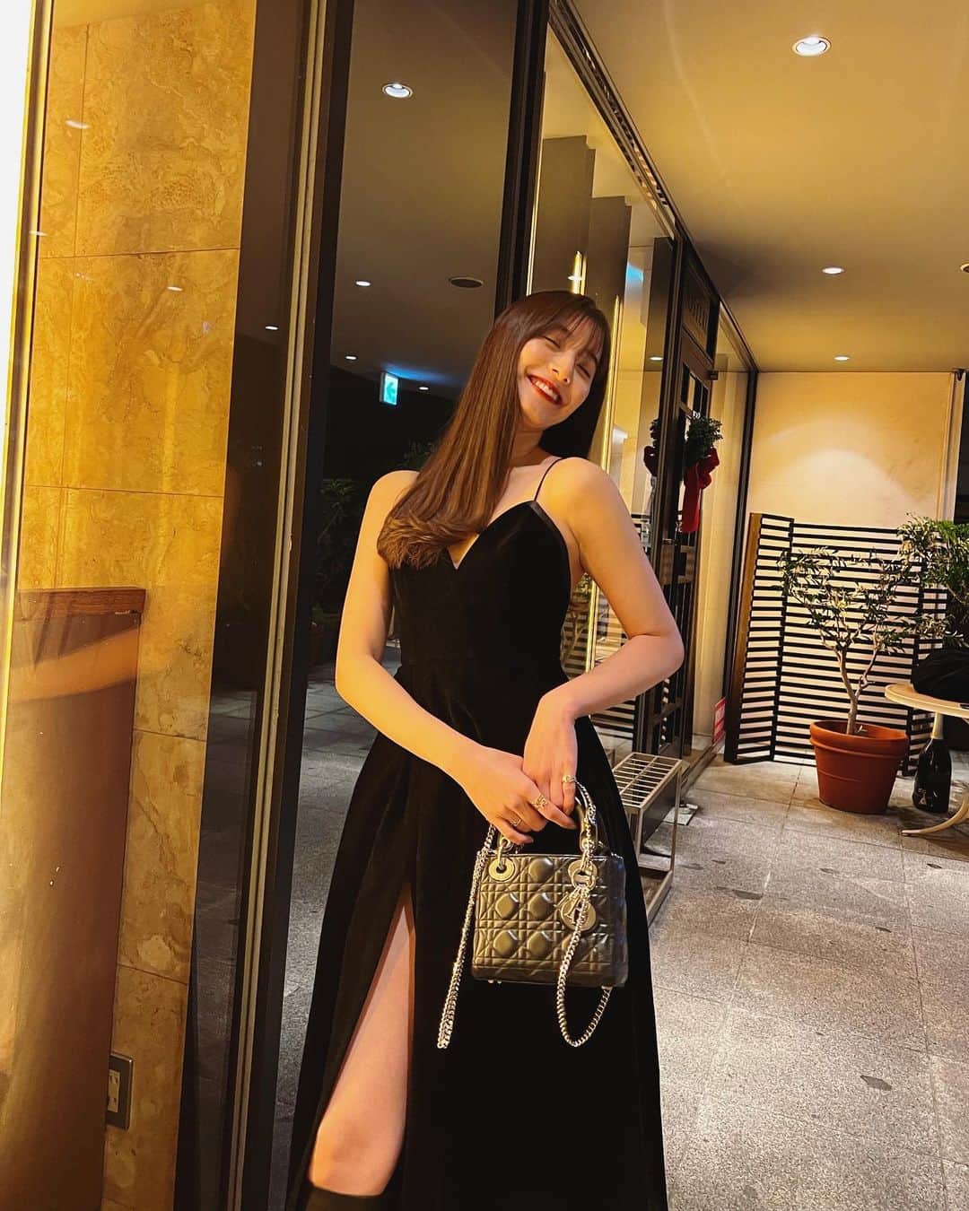 新木優子さんのインスタグラム写真 - (新木優子Instagram)「誕生日ディナーは大好きな友達と♡ せっかくなのでとーっても素敵なドレスにドレスアップをして、、❤️ 素敵な夜になりました☺️  dress : @_yohsagra_  necklace : @dior  bag : @dior  boots : @pippichic_official」12月16日 23時02分 - yuuuuukko_