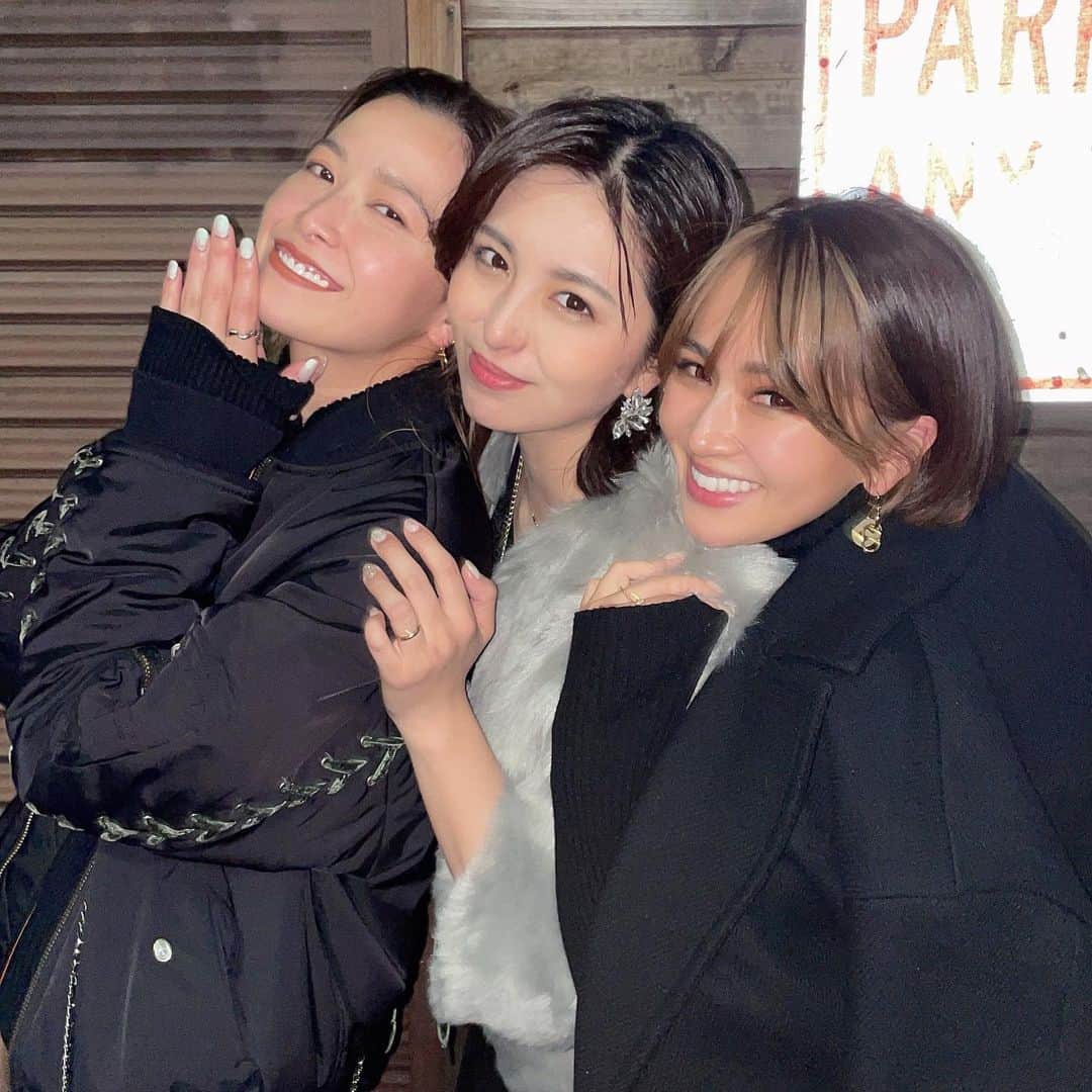 のインスタグラム：「大好きないろはの結婚式❤️  動きやすいかっこに着替えて 第4次会まで参加して ひらぬまとわたなべは盛り上げて隊長として やり切りました👰‍♀️✨笑  うそだろって思われると思うんだけどひさびさにお酒飲んで あさと2人で次の日道頓堀のびっくりドンキーで猛烈に反省して 本当にしんどかった。爆  リカバリーが大変30代」