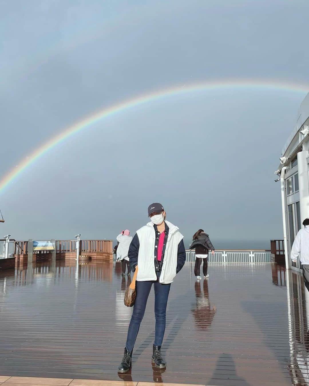 王林さんのインスタグラム写真 - (王林Instagram)「🌈💞  よく見ると二重😳 こりゃいいことあるなぁ 今日もたのしもうね🏃‍♀️🤍  #虹 #rainbow #ourinoutfit #happy #170cm #denim #denimondenim」12月16日 14時32分 - ourin_ringoooo