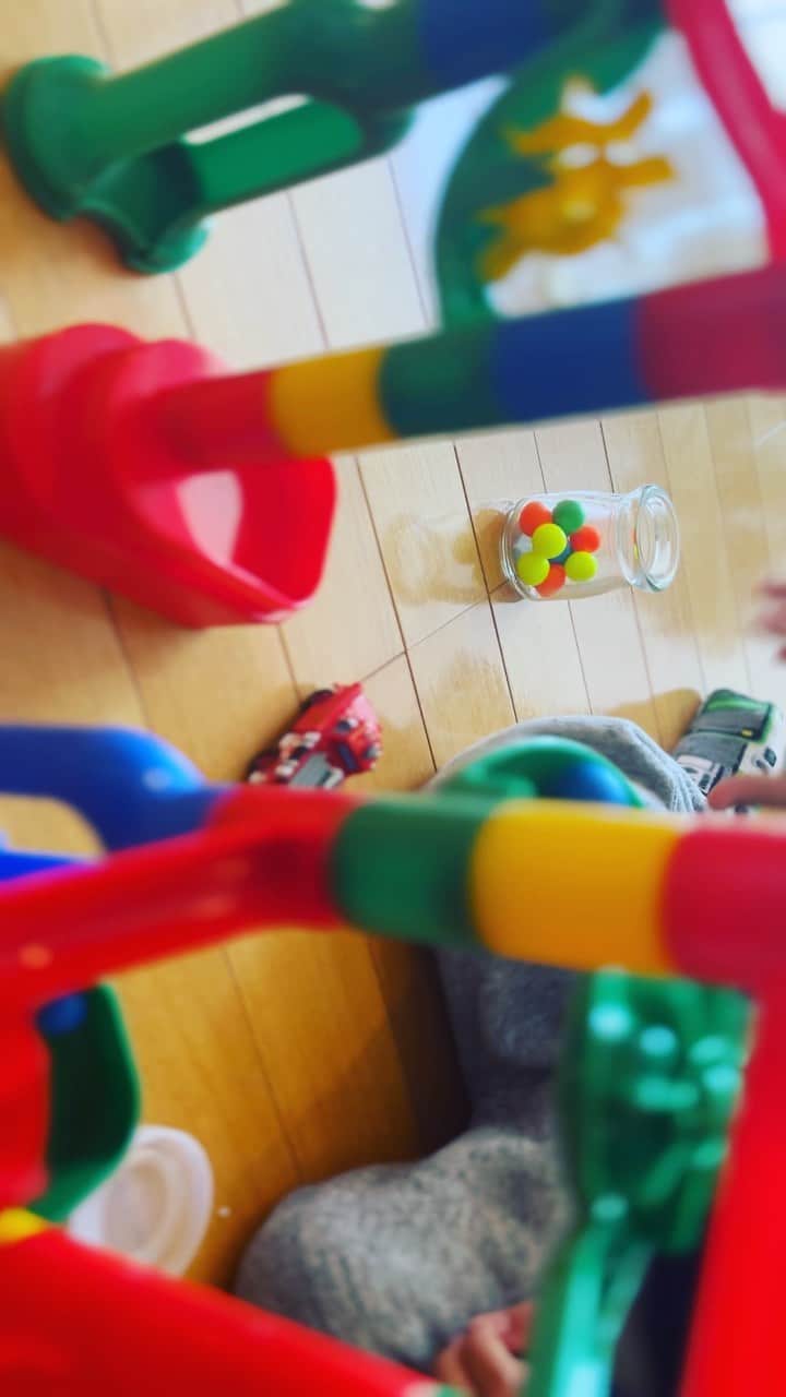 のインスタグラム：「ねむくなる…当たり前ですけど、子供は私が産んだってだけで別の人間。 友達でもないし、私とは趣味思考が違うんです。ほんと、当然のことなんですけど。 遊ぶの修行。 コーヒー飲みたい。  #冬休みの過ごし方 #ワンオペ#3歳男の子#くみくみスロープ  #子育ては修行#功徳をつむ#明日のため」