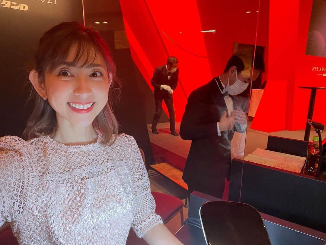 宮崎瑠依さんのインスタグラム写真 - (宮崎瑠依Instagram)「昨日は「NPB AWARDS 2021 supported by リポビタンD」でした。  その年のプロ野球において素晴らしい記録や成績を残した選手・監督、またプロ野球の発展に多大なる貢献をされた方々を表彰する、プロ野球シーズンを締めくくる式典です。  私は2013年からこのNPB AWARDSで司会を務め、今年で9年目。  司会として立ち会えるこのはとても光栄なことです。ここ数年は、緊張しながらもNPBアワーズを楽しむ気持ちを持とうと意識しています✨  幸せな一日はなんとか無事に終わり、昨夜は息子を寝かしつけながら一緒に寝てしまいました😛  今年はオフが短いですね。また来年のプロ野球を楽しみにしています✨  #npbawards #プロ野球 #npbアワーズ」12月16日 15時00分 - ruimiyazaki