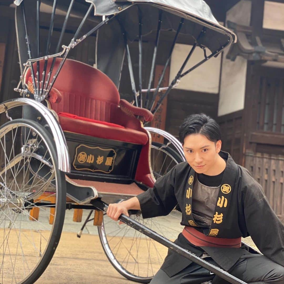 日向野祥さんのインスタグラム写真 - (日向野祥Instagram)「人生で初めて 人力車を引きました  撮影でしたが 凄い楽しかったな  ココだけの話 浅草の街を人力車引いてたら3組のマダムのお姉様達に乗って良いですか？と声を掛けてもらえました。  転職したら車夫を目指そうと 思います。 その際はご予約お待ちしています  #人力車 #人力男子 #車夫 #浅草 #オフィシャル #カレンダー #撮影 #日向野祥 #転職したら車夫」12月16日 15時14分 - sho_higano