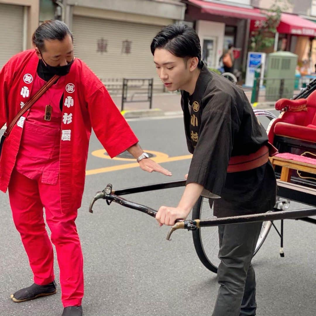 日向野祥さんのインスタグラム写真 - (日向野祥Instagram)「人生で初めて 人力車を引きました  撮影でしたが 凄い楽しかったな  ココだけの話 浅草の街を人力車引いてたら3組のマダムのお姉様達に乗って良いですか？と声を掛けてもらえました。  転職したら車夫を目指そうと 思います。 その際はご予約お待ちしています  #人力車 #人力男子 #車夫 #浅草 #オフィシャル #カレンダー #撮影 #日向野祥 #転職したら車夫」12月16日 15時14分 - sho_higano