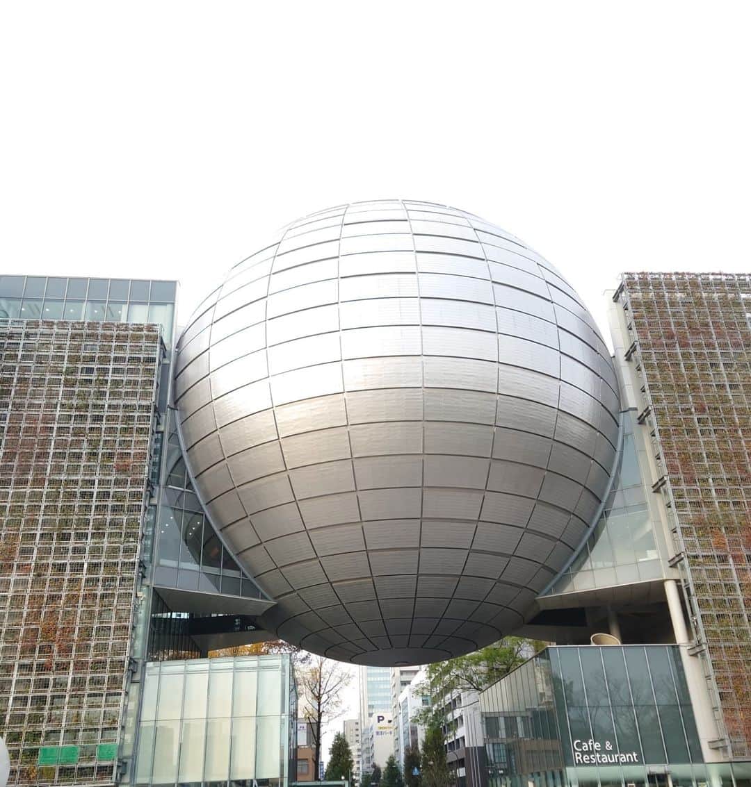 岡田直子のインスタグラム：「お台場フジテレビ？？  いいえ、名古屋市科学館です。  #名古屋 #御園座 #合間のお散歩  #名古屋市科学館 #球体 #もはやお台場  #吉本新喜劇」