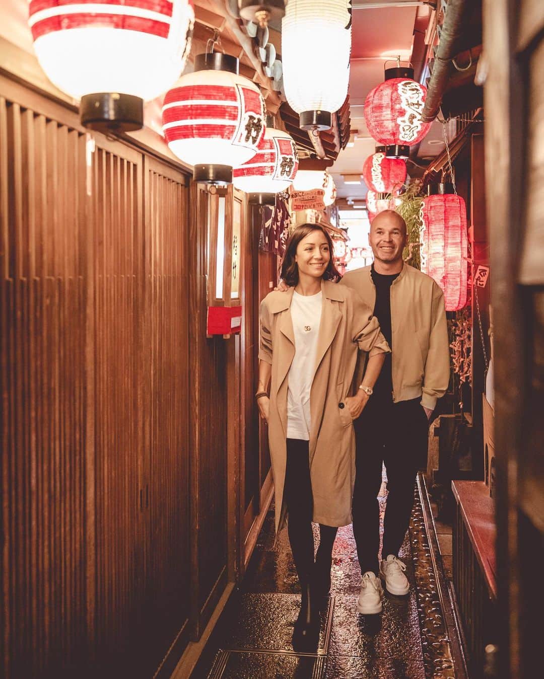 アンナ・オルティス（イニエスタの妻）のインスタグラム：「Rincones secretos de Osaka 🏮🤫」