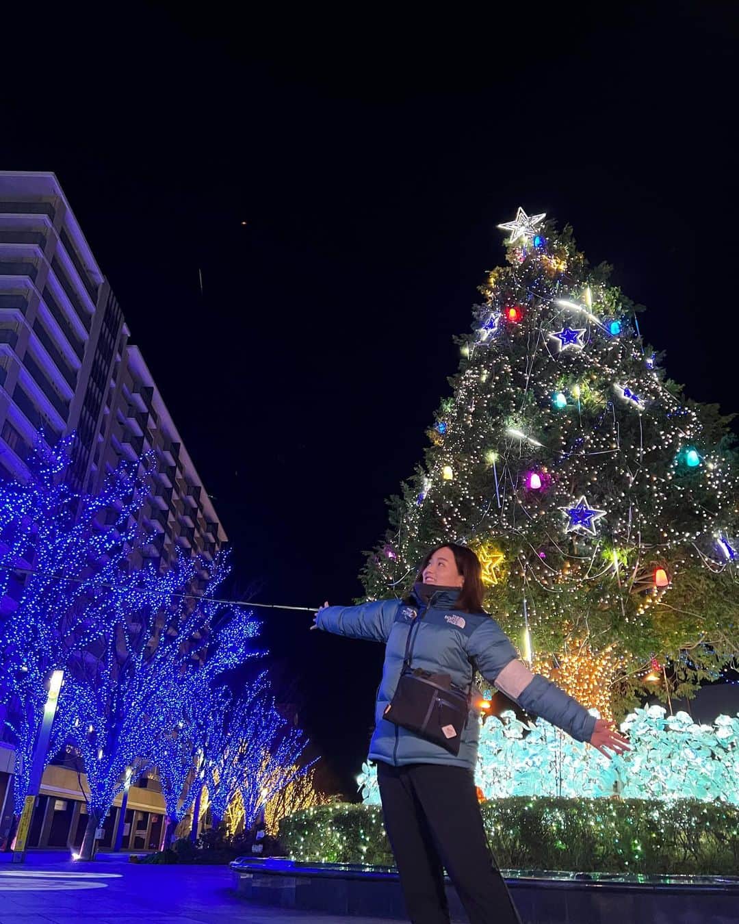 のインスタグラム：「印西市の魅力てんこ盛り中継①→→→→  #朝5時の絶景time 今朝は千葉県印西市　 千葉ニュータウン中央駅の イルミライINZAI から！ 南口から北口にかけて50万球ほどのLEDが輝きます✨ 華やかなクリスマスツリー🌲の下には紫陽花やキツネなど印西にゆかりのあるものもあしらわれています！　ため息が出るほど綺麗でした！✨  ゆるキャラグランプリ64位のいんザイ君とも会えました✨ いんザイ君は、印西市の花コスモスカラーのサイ！　 かわいい😍かわいすぎる！　印西市の白鳥スポットを教えてくれようと耳打ちしてくれた時、ツノにつんつんされました笑 ブーナちゃんに色が少し似ていて、初対面とは思えない親しみを感じました😆  お仕事前に立ち寄ってくださり、いつも観ていますと声をかけてくださった方もいてほっこり...ありがとうございました😊  #thetime_tbs  #印西市 #千葉ニュータウン中央 #イルミライinzai  #イルミネーション #夜景 #印西市のみなさまありがとうございました #tbs #tbsアナウンサー #篠原梨菜」