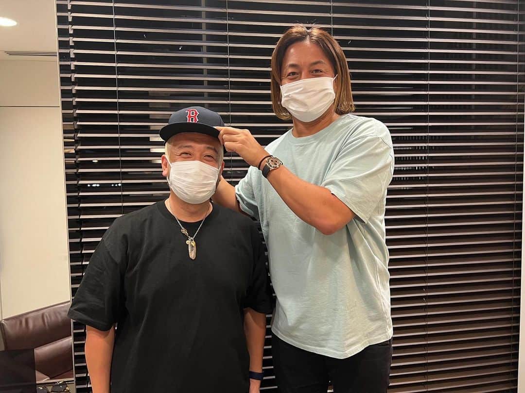 澤村拓一のインスタグラム：「仲良しの @abbey_nakamura ✂️ @18_maeken の紹介で初めて行って以来ずっとここ。 ゴルフ早く勝負したいな〜😎⛳️ ボストンの選手用帽子をプレゼント🎁 来年は試合を観にアメリカまで行くとの事🤭」