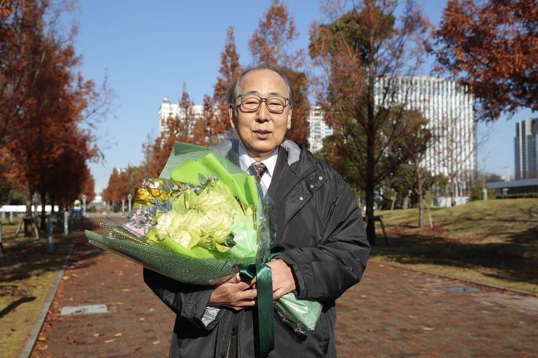 テレビ朝日「ドクターX〜外科医・大門未知子〜」のインスタグラム：「.  最終回まで あと 𓊆4時間𓊇❣️  神原晶役 #岸部一徳 さんの クランクアップ時のお写真です👏🏻💓  最終回ではスキップは 見られるのでしょうか🥺🔥⁉️ ドキドキ………  #ドクターX #神原晶 #神原名医紹介所  #スキップおじさん #メロンおじさん #メロンです #請求書です #今期は契約書も出てきましたね #さあ今夜はどうなるでしょう  .」