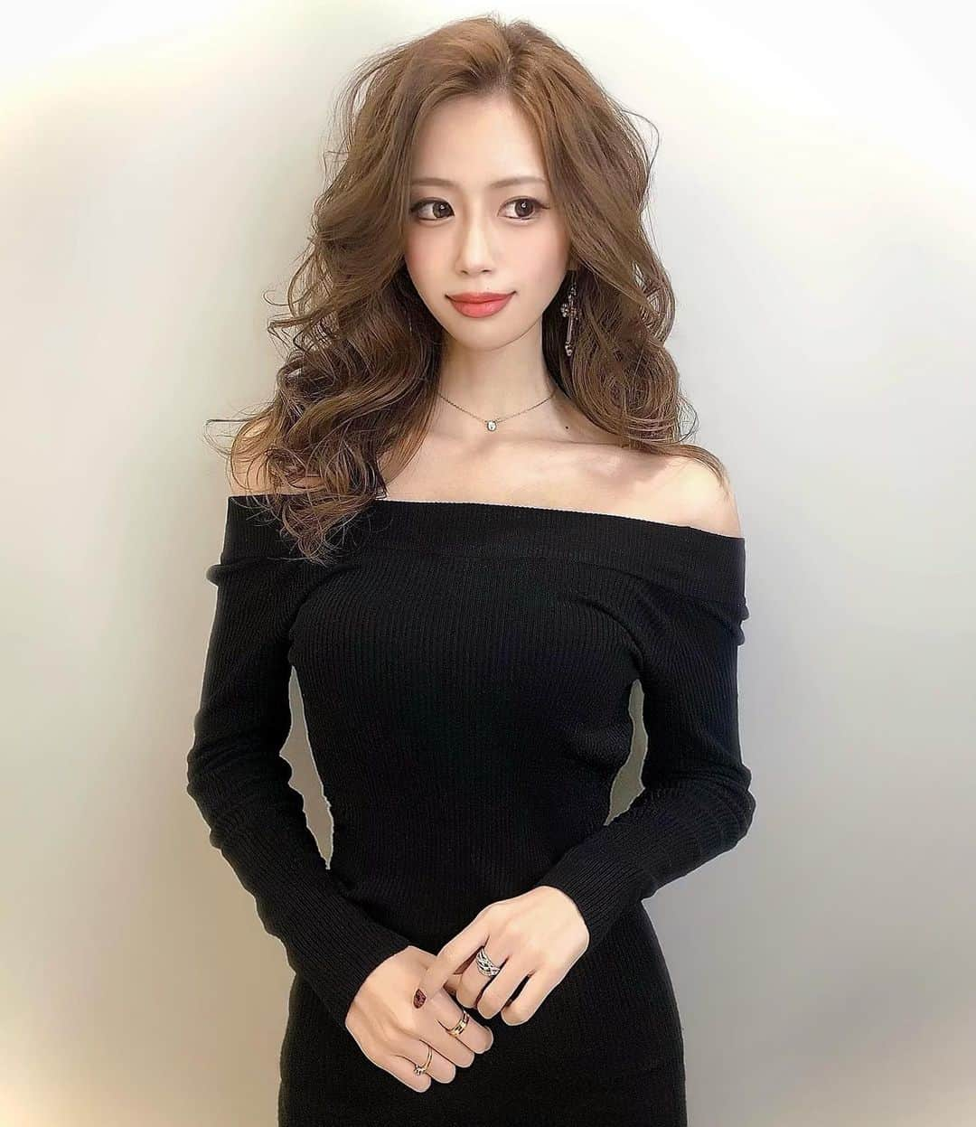 央川かこさんのインスタグラム写真 - (央川かこInstagram)「美容室いってきました💇‍♀️✨ ・ 今回はグレーを入れた少し暗めの ベージュにしてもらったんだけど めちゃめちゃ良い色すぎる😫💛💛 ・ いつも仕上がりがサラツヤすぎて ストレートのまま帰るから 久しぶりに巻いてもらった🥰💋 ・ #ナオキヘアドレッシング #銀座 #美容室 #カラー #トリートメント #ゆる巻き #ヘアスタイル #ヘアアレンジ #レースクイーン #ラウンドガール #モデル #ダイエット #トレーニング #筋トレ #ファスティング #オフショル #オフショルニット #ニットワンピース #ワンピース #ファッション」12月16日 17時33分 - kako.717