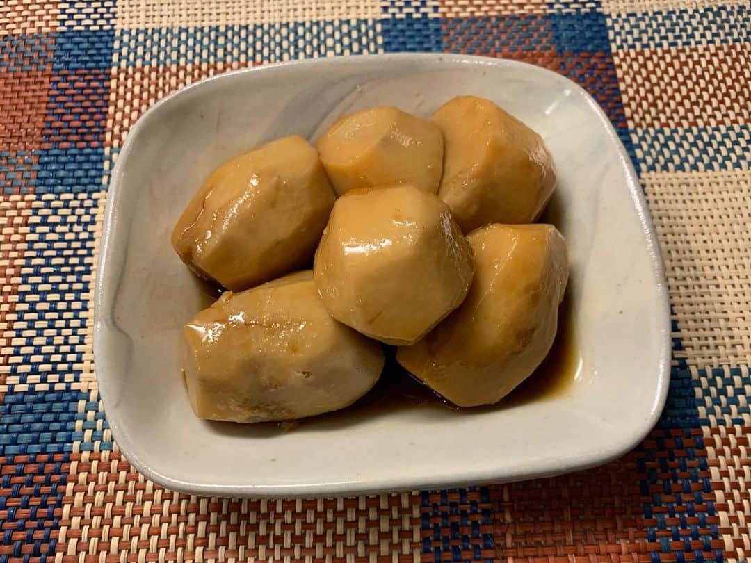 菜乃花のインスタグラム：「里芋煮っころがしました。  先日、地元広島県福山市にあるナチュラルマーケットIKO @iko.sta._.gram さんが東京でゲリラ市場してる！姉から情報をもらって何だか嬉しく少しお買い物をしてきました。(2枚目)  福山人のスタッフさんにおすすめしてもらったむっちり里芋。 旬のいいものってこんなに美味しいの🥺🥺私天才🥺？ ってなりました。美味しかったー。  一人暮らしなので普段使いのものを少しだけ良いものにして、 そこから自然に栄養をとれるように心がけてます。  お水、油、調味料に調理グッズに器…… 色々試したり好きな物に出会えた時嬉しいですよね！沼です！  〈 私のお気に入り〉見つけたら これから載せちゃおっと！」