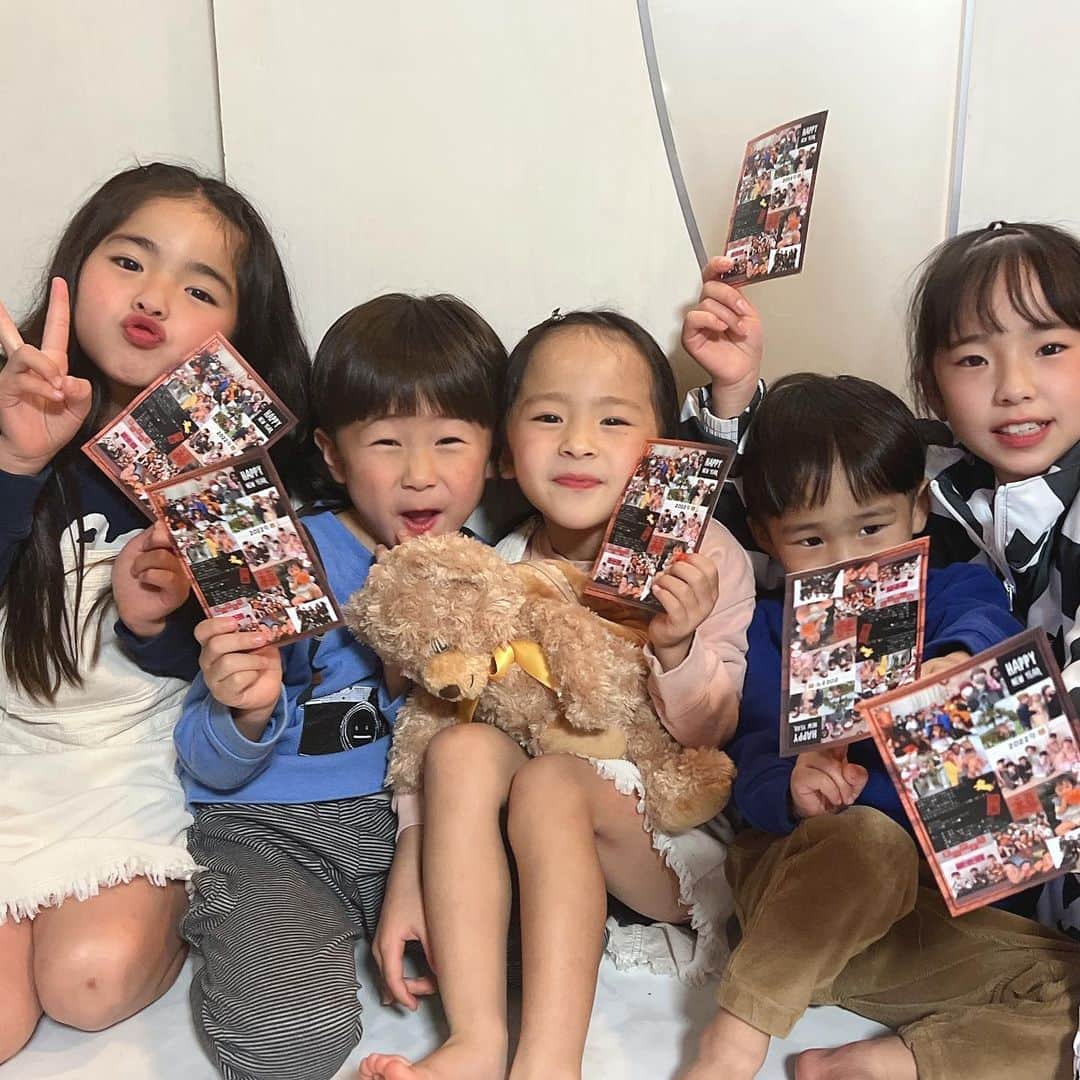 Kazukiのインスタグラム：「先月末、年賀状が届きました♡ • • 例年だと、パソコンやアプリで年賀状を作成し、 自宅で印刷していましたが、 今年は『スマホで写真年賀状』@sumaho_nengaという アプリを使って年賀状をつくりました〜🥰 • 可愛いデザインが沢山あり過ぎてすごく迷いましたが、 使いたい写真が多いので、写真枚数がいっぱい使える デザインを選びました♡ • 毎年枚数がかなり多いので自宅で印刷していると 夜な夜なすごく時間がかかり、インク不足になったり 用紙がひっかかったりズレたり…色んなトラブルがありましたが、 作成してポチッと注文、送信してするだけで かなり時短でした🙌✨ • • 画質もキレイ✨でデザインも豊富です💕 スマホの画面上だと色味が分からない方は、 無料でお試し刷りができるサービスもあります♡♡ • • まだこれから年賀状づくりをスタートさせる方は、 フォロワー様限定で10%OFFのクーポンを 頂いたので是非ご利用ください💛💛 • ▶︎ pr84101 ◀︎ • • まだまだコロナ禍でいつもの日常が送れない日々が続きますが、 今年も北海道から沖縄、台湾、香港まで… 沢山の出会いやご縁がありました💕 本当に感謝の想いでいっぱいです♡ • 年賀状✨今年も最後は1枚1枚手書きして 沢山の方にお届けします♡ • • #大家族ママ#美容師ママ#ワーママ#漆山家#年賀状の季節#時短#スマホで写真年賀状#年賀状#PR#2022年#手書き#寅年#六男七女#変顔#宝物#北海道から沖縄まで#台湾#香港#ご縁に感謝#大切なご縁#感謝」