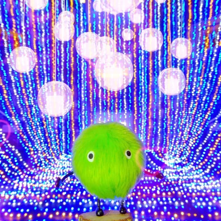 SUUMO公式アカウントのインスタグラム：「クリスマスに向けて準備中🎄💝✨❄️ #クリスマス #xmas #キャンドル #キラキラ #イルミネーション #写真好きな人と繋がりたい #冬 #12月 #December #winter #ぬいどり #ぬい撮り #ぬい撮り写真部 #スーモ #SUUMO」