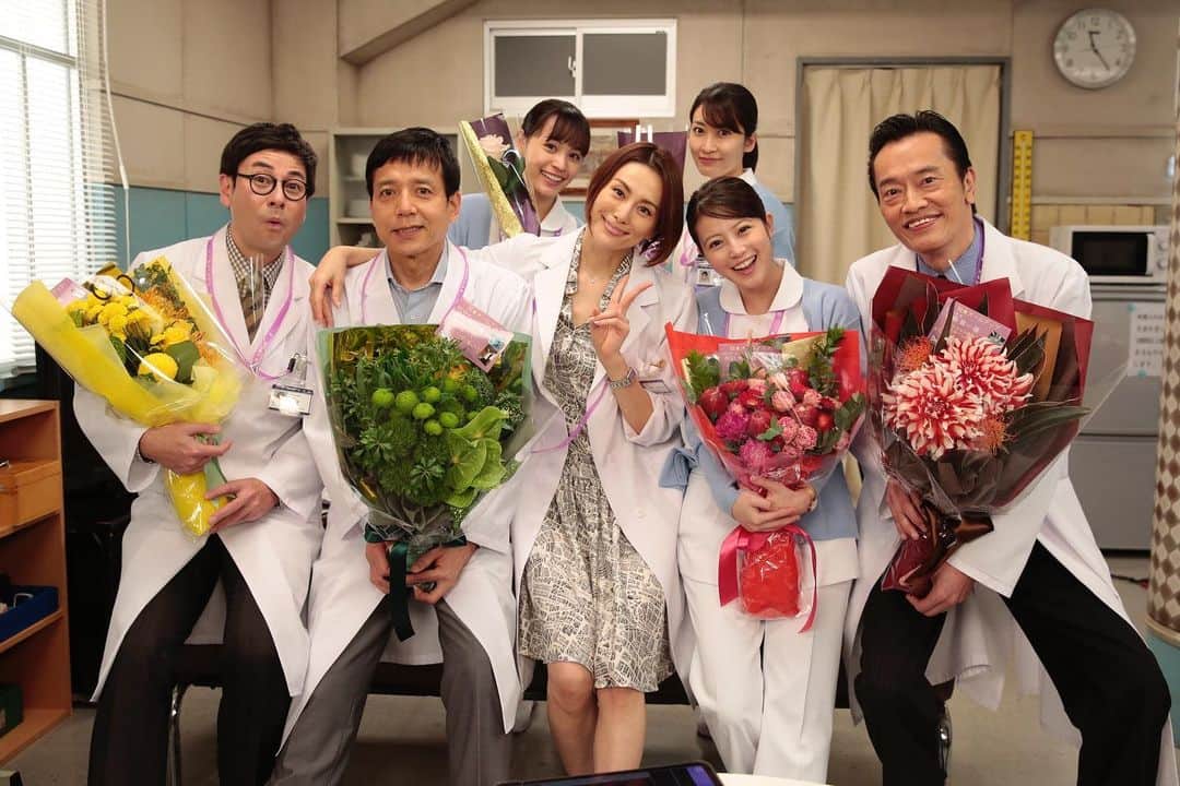テレビ朝日「ドクターX〜外科医・大門未知子〜」のインスタグラム：「.  最終回まで あと 𓊆3時間𓊇❣️  海老名敬役 #遠藤憲一 さん 加地秀樹役 #勝村政信 さん 原守役 #鈴木浩介 さん 大間正子役 #今田美桜 さん クランクアップ おめでとうございます🎂🎉💕  レギュラーお馴染み安定組😭❤️‍🔥  #ドクターX #レギュラー陣クランクアップ #安定組 #おつかれさまでした  .」