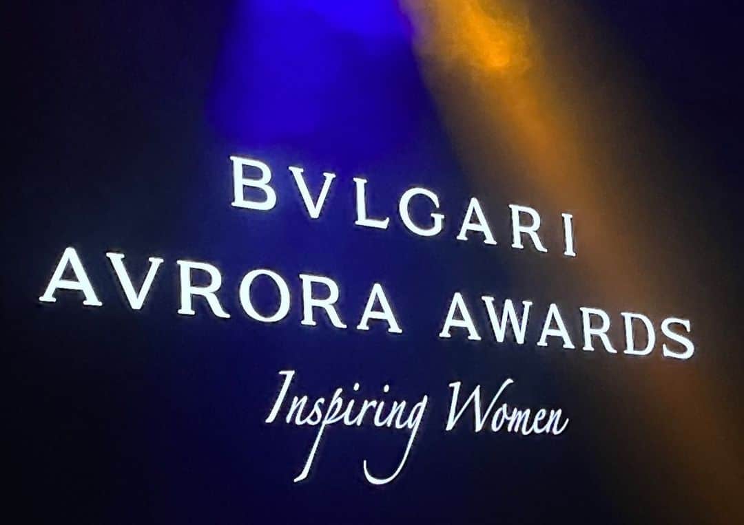 荒木さやかさんのインスタグラム写真 - (荒木さやかInstagram)「" hi thre✌🏾 " 5周年を迎えた「ブルガリ アウローラ アワード」授賞式にご招待いただきました。 毎年毎年呼んでいただけて、光栄です✨ さまざまな分野から比類なき才能と創造性に輝くInspiring Womenの功績や活動にスポットライトを当て、その生き方を讃えアワードを授与する「ブルガリ アウローラ アワード」 " 各推薦者と共に彼女たちのストーリーを紹介し、賛辞が贈られました‼︎ ブルガリの美しいジュエリーや時計、バッグを身に纏い、とてもインスパイアされた素敵な1日になりました🤍 @bulgari  #Bvlgari #AvroraAwards #inspiringwomentoday」12月16日 18時10分 - araki_sayaka