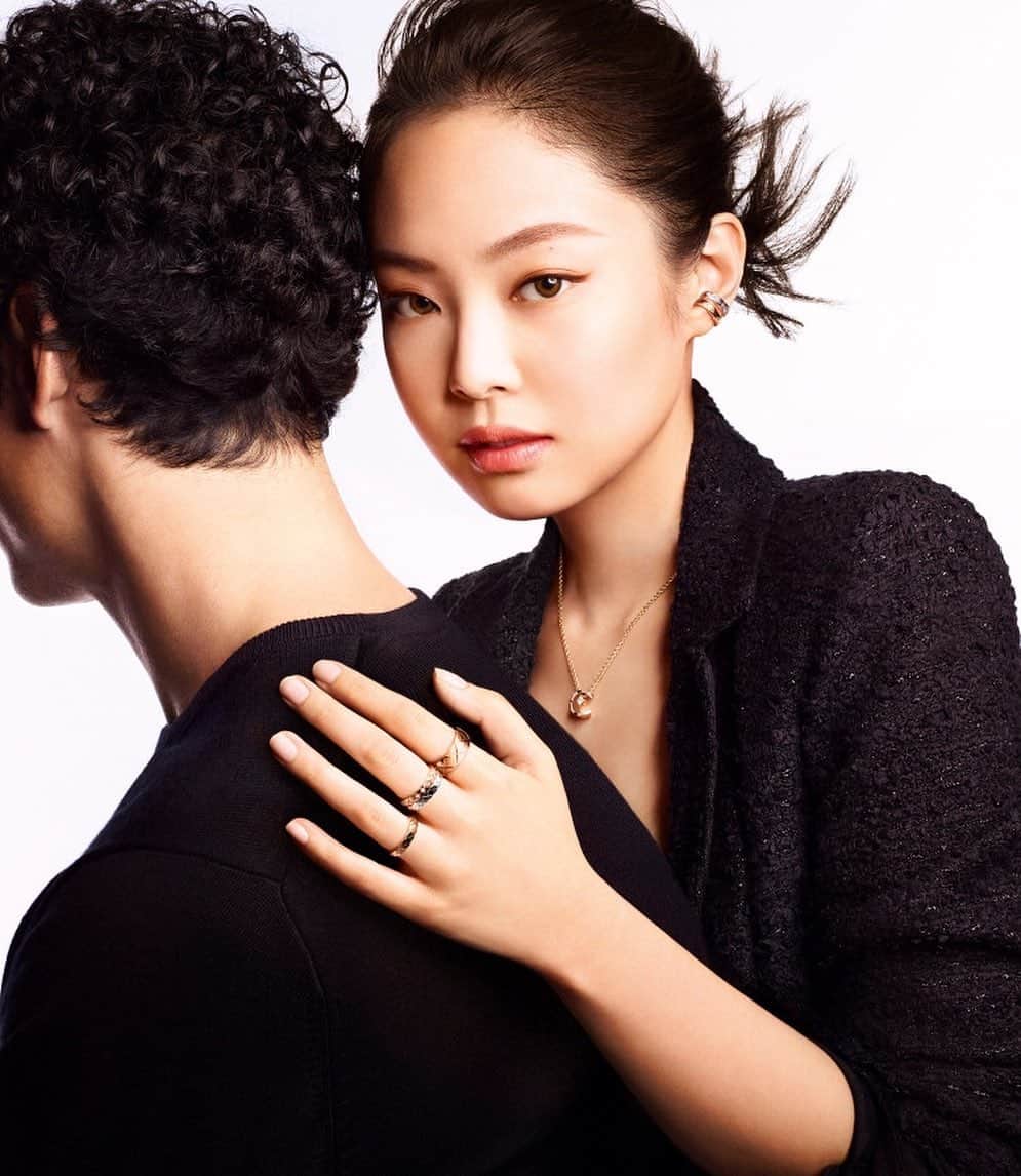 Fashion Headlineのインスタグラム：「BLACKPINK ジェニーが纏うシャネル「ココ クラッシュ」の新作、1月からはジェニーによる新キャンペーンもスタート  詳しくは、  https://www.fashion-headline.com/article/133328  #blackpink #chanel #シャネル」