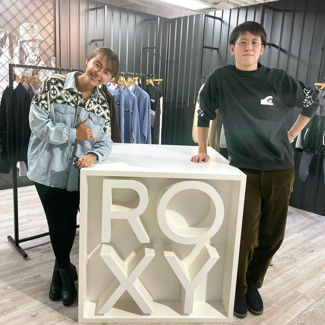 田中律子さんのインスタグラム写真 - (田中律子Instagram)「撮影前に、ROXY展示会へ❤️ #roxyjapan  久しぶりにROXYファミリーに会えた😭約2年ぶり…いつもお世話になってる、ROXY花さん　@hanamura0416  来年のイベントの話やら、私のサンゴ保護の話やら、色々企んでおります🤩  ROXY大好きガールズのみなさま、来年はまた楽しいことやりますのでお楽しみに🤩🌞🌴🏄‍♀️  #roxyjapan  #roxy  #roxyfitness  #roxytokyo  #長いお付き合い #いつもサポートありがとう」12月16日 18時43分 - ri2kotanaka