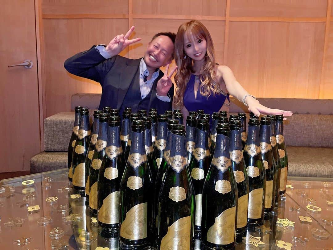 のインスタグラム：「ソウメイ推しすぎてる🤣❤️🍾 いつもありがとうございます🙇‍♀️✨  2枚目は謎に若返ったつかじい🤷‍♂️ジワw   #黒宮ちはや #小悪魔ageha #モデル #キャバクラ #キャバ嬢 #ホステス #ラウンジ #水商売 #お酒 #歌舞伎町 #新宿 #六本木 #銀座 #北新地 #ミナミ #渋谷 #すすきの #シャンパン #ソウメイ #soumei」