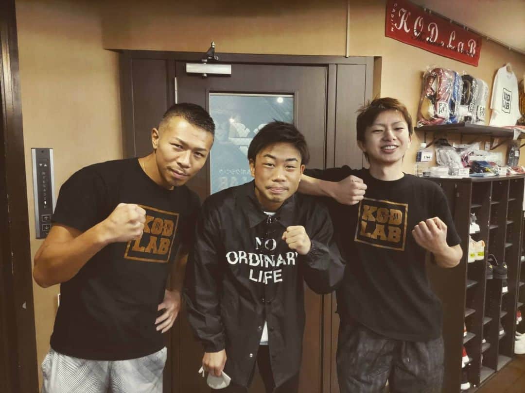 田口良一のインスタグラム：「後輩谷口が世界チャンピオンになりましたー！！ 最高に嬉しい(笑) おめでとう谷口🎉  #谷口将隆 #世界チャンピオン #おめでとう #フェニックス谷口 #たにぐり #面白い試合 #気持ちが嬉しい」