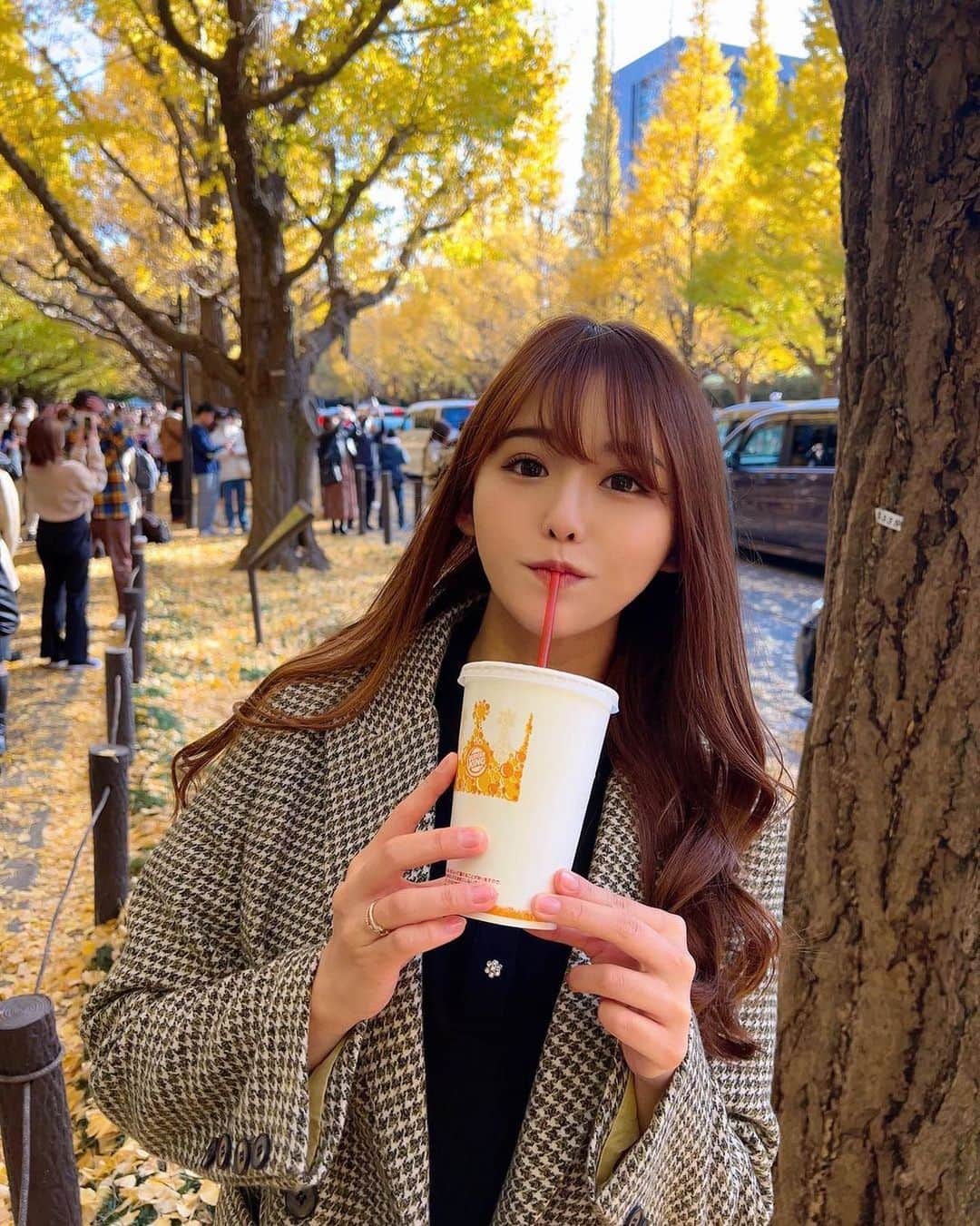 のインスタグラム：「《紅葉に囲まれてお散歩🍁☀️》⁠⠀ *⠀⠀⠀⠀⠀⠀⁠⠀⁠⠀⁠⠀⁠⠀⁠⠀ 今回ご紹介させて頂きますのは!!👀❤️⁠⠀⁠⠀⁠⠀⁠⠀⁠⠀ erinaさん<@erina_umajo> の素敵なお写真📸⠀⁠⠀⁠⠀⁠⠀ *⠀⁠⠀ イチョウ並木がすごく綺麗ですね🧡✨⠀ こんな美女と一緒にお散歩してみたいですね😍❤️⠀ *⠀⁠⠀⁠⠀⁠⠀⁠⠀⁠⠀ erinaさん<@erina_umajo> 素敵な投稿をありがとうございました☺️📸✨⠀⁠⠀ erinaさんのアカウントには他にも素晴らしい投稿が沢山ありますので是非覗いてみてくださいね💁‍♀️💙⁠ ⁠⠀ ⠀⠀⁠⠀⁠⠀⁠⠀⁠⠀ △▼△▼△▼△▼△▼△▼△▼△▼△▼ ⁠⠀⁠⠀⁠⠀⁠⠀ ❤️🧡💛「ビジョビ (美女美容事情)」💚💙💜⠀⠀⠀⠀⠀⠀⠀⠀⠀⠀⠀⠀⠀⠀⁠⠀⁠⠀⁠⠀⁠⠀⁠⠀⁠⠀ 👇掲載ご希望の方は👇⠀⠀⠀⠀⠀⠀⠀⠀⠀⠀⠀⠀⠀⠀⠀⁠⠀⁠⠀⁠⠀⁠⠀⁠⠀⁠⠀ @b_b_j.jタグ付けと🖤 #ビジョビ ⁠⠀⁠⠀ 🖤タグ付けお願いします⠀⠀⠀⠀⠀⠀⠀⠀⠀⠀⠀⠀⠀⠀⠀⁠⠀⁠⠀⁠⠀⁠⠀⁠⠀⁠⠀ △▼△▼△▼△▼△▼△▼△▼△▼△▼ ⁠⠀⁠⠀ #美人#美女#お散歩#紅葉⠀ #イチョウ#銀杏#外苑前⠀ #インスタ美女#インスタ美人」