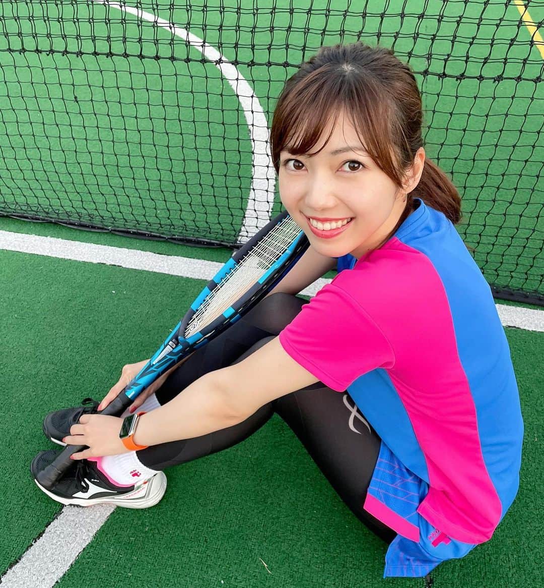 川又智菜美のインスタグラム：「☀️🎾 ⁡ あげ忘れていたちょっと前の写真です📸 今じゃあお昼のぽかぽかお日様が当たる日でも 半袖一枚だと寒い…🥶 動いてる時は大丈夫でも止まった瞬間寒い❄️笑 今はしっかり上着を着たり レッグウォーマーまでしてみたりと 防寒対策万全でテニスをやってます！！ ⁡ ただ今の悩みは指先のかじかみ😭😭😭 手袋すると感覚変わってしまって 素手だとかじかんでうまく動かない… 皆さんどう対策してますか？🤔 ⁡ ⁡ さて、今年もあとわずか… ということで！！！ 12/17(金)よる9時からテニワのオンライン楽屋で 忘年会をやります😆🎾 激動の2021年をWOWOWの解説でおなじみ 近藤大生さん、村上武資さんと共に振り返ります👐 ⁡ 無料配信のオンラインイベントですので どなたでもご参加いただけます❣️ 久々にテニワで皆さんと交流できるので とっっても楽しみ🥺✨ 遊びにきていただけると嬉しいです💗 ⁡ #テニス #tennis」