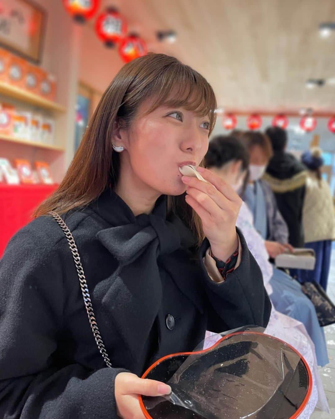 白戸ゆめのさんのインスタグラム写真 - (白戸ゆめのInstagram)「🏮 . 生八ツ橋ぱくり。 栗がごろごろ入ってました🌰✨ . 皮をフライパンで温めて食べるのも すごくおいしかったので 皆さんもやってみてください☺️ . #京都 #八ツ橋 #生八ツ橋 #清水寺」12月16日 19時33分 - yumeno.s_