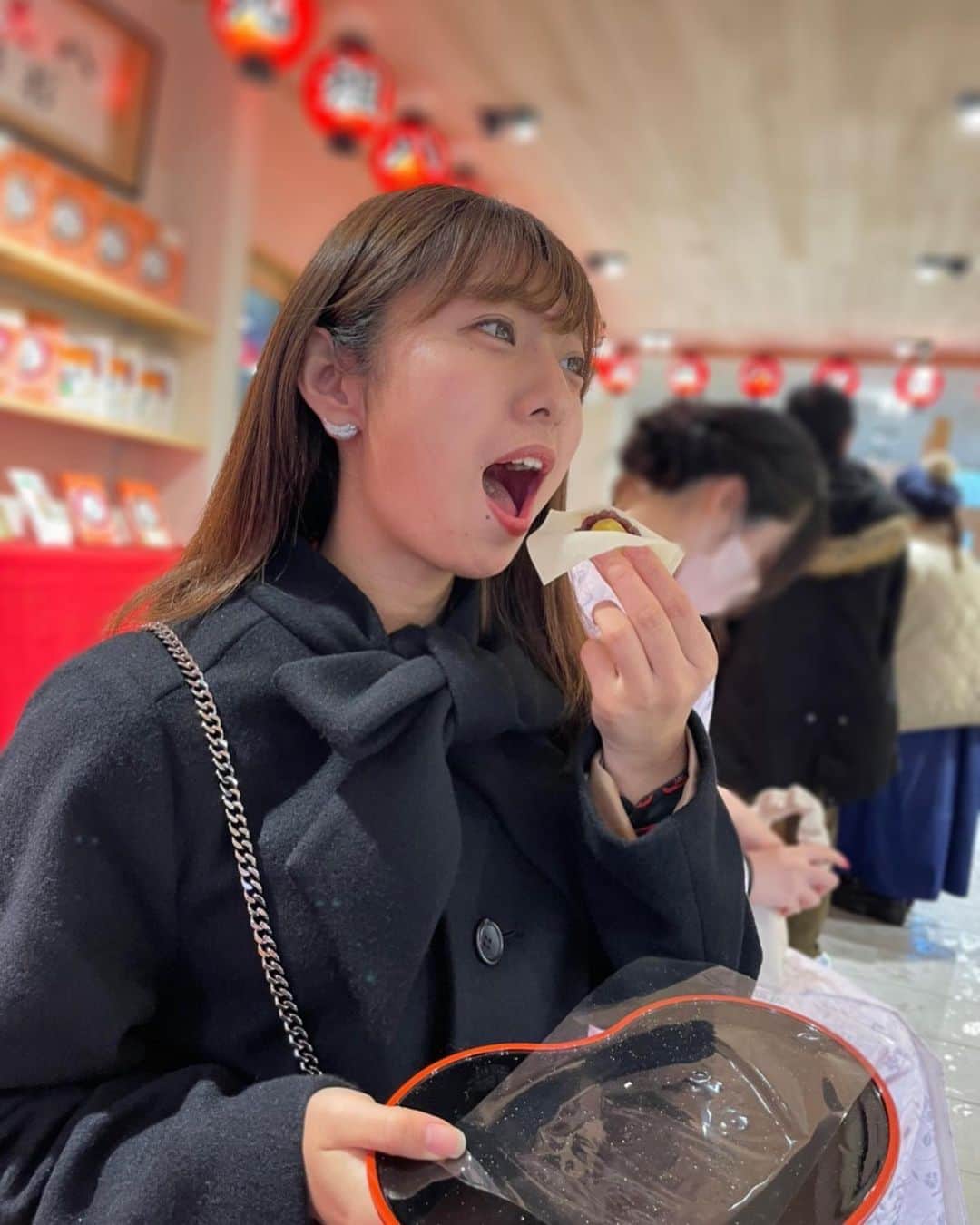 白戸ゆめのさんのインスタグラム写真 - (白戸ゆめのInstagram)「🏮 . 生八ツ橋ぱくり。 栗がごろごろ入ってました🌰✨ . 皮をフライパンで温めて食べるのも すごくおいしかったので 皆さんもやってみてください☺️ . #京都 #八ツ橋 #生八ツ橋 #清水寺」12月16日 19時33分 - yumeno.s_