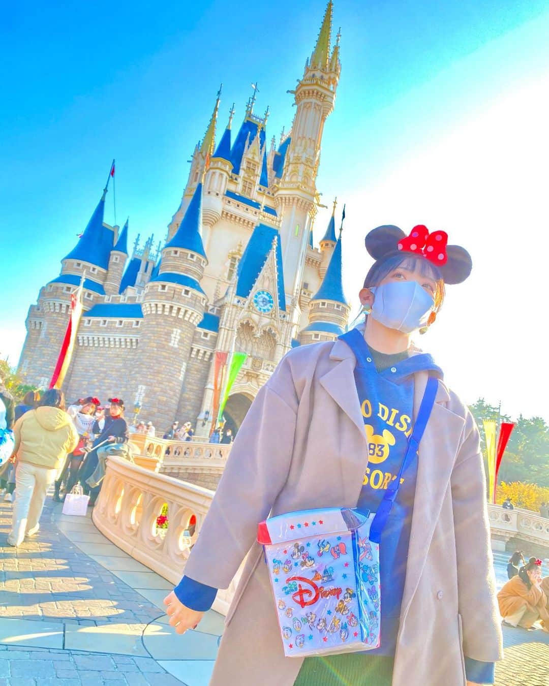 のインスタグラム：「ディズニーランドーーー❤️❤️❤️ . . . やっぱり好きな物食べて 大好きな人達と一緒にいて 好きな所に行くのが1番✨✨ . . 満喫してリフレッシュになりました😊 暖かくて天気良きでした☀️ . . . #野球 #野球女子 #女子野球 #ディズニー #ディズニーランド #ディズニーコーデ #ディズニーカチューシャ #ディズニー写真部 #disney #disneyland」