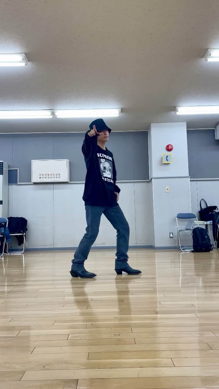 和田颯のインスタグラム：「リハ終わりに！ 難しすぎました😂 間違ってたらすみません🙏  #踊ってみた #根も葉もrumor #根も葉もrumor踊ってみた #AKB48 さん #Da_iCE」