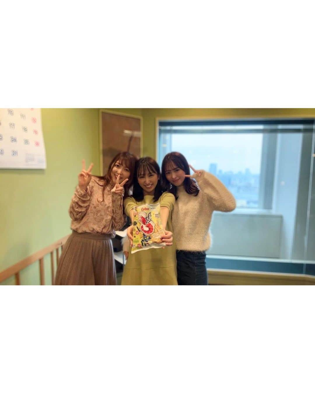 清里千聖さんのインスタグラム写真 - (清里千聖Instagram)「#📻 今週もビージャンお付き合い ありがとうございました🥺❤️❄️ 寒い中スタジオラシックまでお越しいただいた方も、 いつもありがとうございます🙇‍♀️💕 川柳week楽しかった🥰 オンエア中の初インスタライブも、 荒戸さんの熱唱シーン見れた方もいるのかな？🤣笑 後はまぎみの番組になつさんとおじゃまして まんちたいむ参戦できたのも楽しい時間でした🤣🤣💕 ZIP-FM的には19日日曜日まで続くので ぜひ参加してください🥺💗 #zipfm #ラシック #specialweek #🎁」12月16日 19時49分 - chiseikiyosato