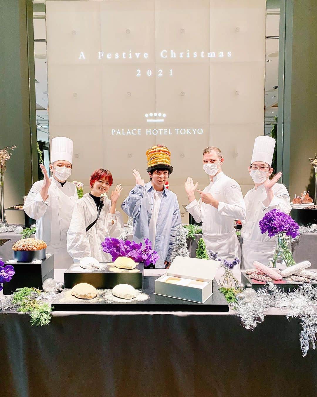 小林涼子さんのインスタグラム写真 - (小林涼子Instagram)「. 胃袋無限大🥂 🍰 少し前に @palacehoteltokyo さんの クリスマスケーキお披露目会に お邪魔しました。 🎅 この日はお仕事の合間だったので、 ひぃひぃしていたのですが… キラキラ並ぶケーキはもちろん、シュトーレンやパネトーネも美味しくて…キュン❤️ 体も心もチャージされました。 スィ会（スイーツ会🥞） @yorosweets さんのお陰で 嬉すぃーつです 🥰 #クリスマスケーキ #2021クリスマス #パレスホテル東京 #palecehoteltokyo」12月16日 19時44分 - ryoko_kobayashi_ryoko