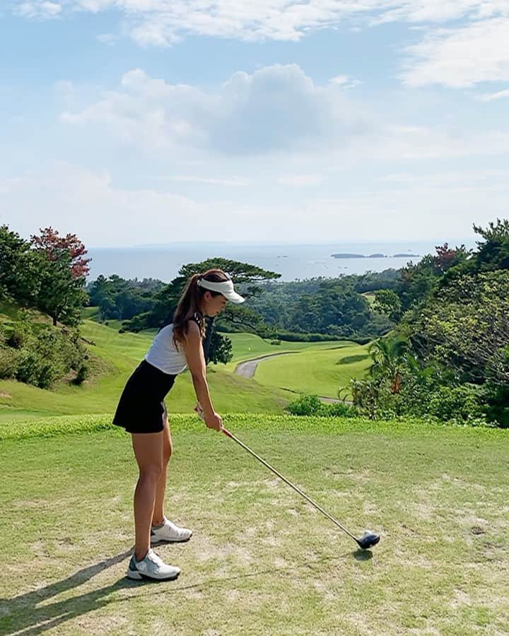 のインスタグラム：「カヌチャの名物PAR5⛳️ . ⚪️からだと視覚的にプレッシャーのかかるティーショットなんだけど上手く打てた💕 . でもこのあとの崖越えのセカンド見事に崖越えできずOBだったよ🤣笑 このホールリベンジしたすぎる😳笑 .  #ゴルフ#ゴルフ女子#golf#golfgirl#golfswing#ゴルフスイング#sports#スポーツ#スポーツ女子#골프#골프여자#尔夫 球#高尔夫#ゴルフウェア#golfwear#カヌチャ#kanucha#沖縄#okinawa」