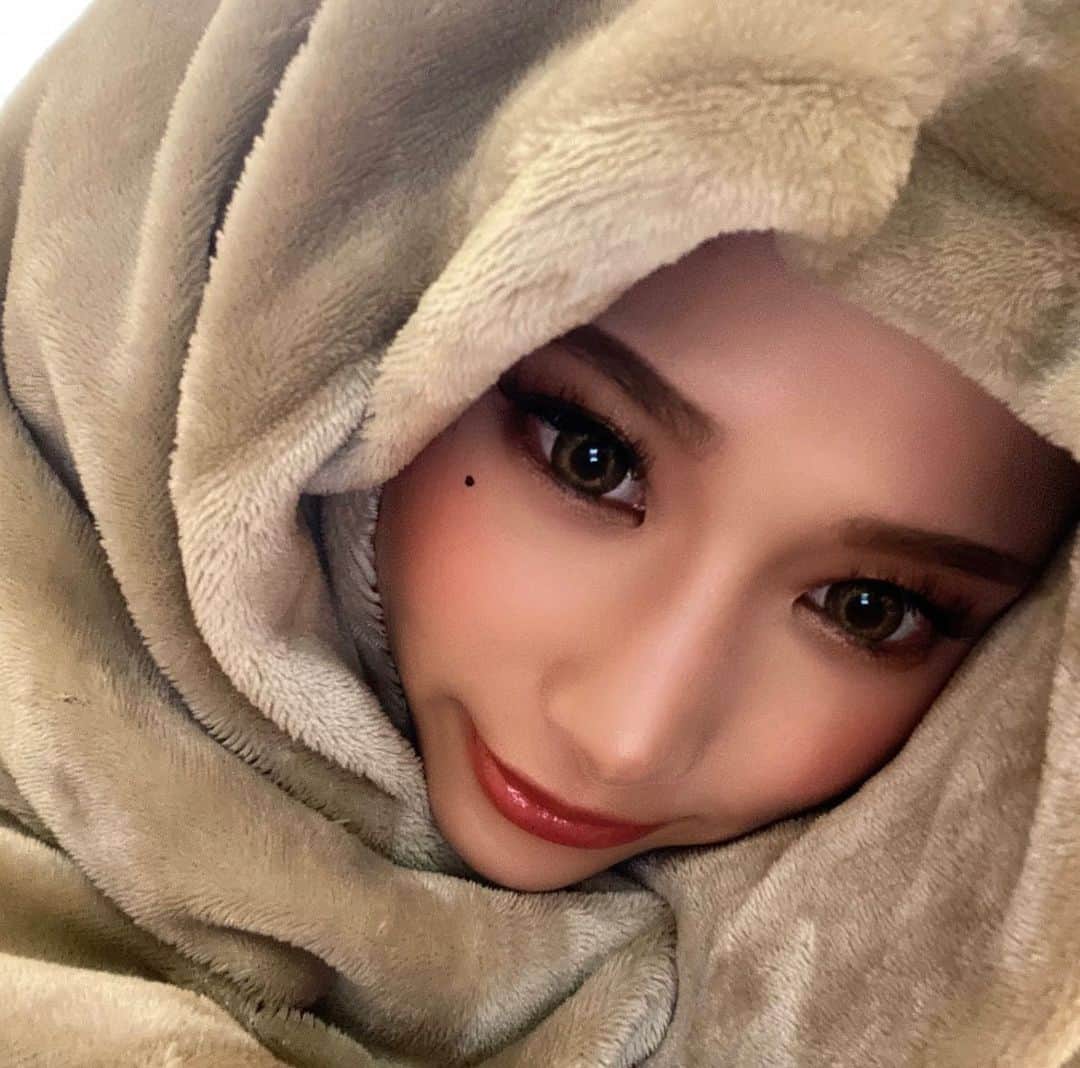 のインスタグラム：「コタツムリ〜🐌  #fitnessgirl #gymgirl #dancer #筋トレ女子 #フィットネス女子 #ジム女子 #炬燵大好きマン」
